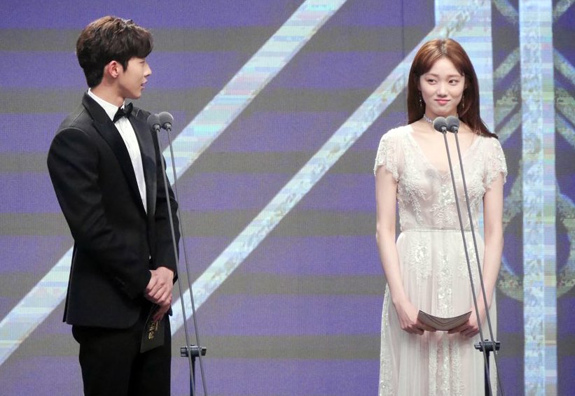 TheDramaKorea's tweet photo. Nam Joo Hyuk &amp; Lee Sung Kyung. #MBCDramaAwards2016 https://t.co/jTs2cFQ7B0
