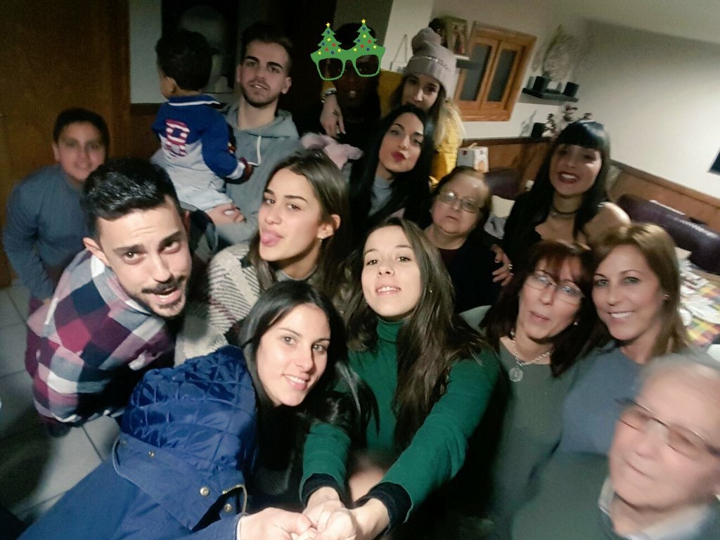 saraayyyy's tweet photo. ¿Donde se encuentra la nocilla en esta foto? #parquenoosolvideisdemi ajajajajajajaja os quiero @ECorrali @jairamador14 #mifamilialamejor https://t.co/66wxBUfQn3