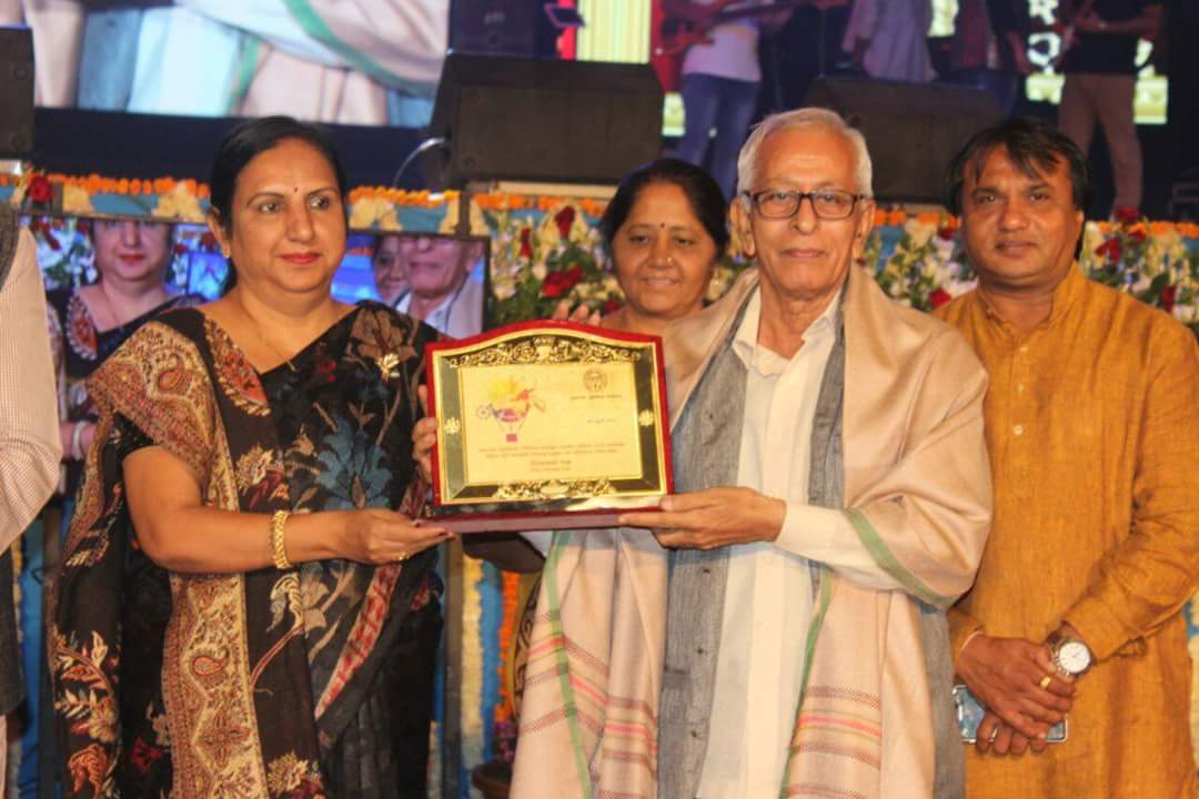 igautamshah's tweet photo. શ્રી હર્ષ બ્રહ્મભટ્ટ તથા શ્રી પ્રફુલ રાવલનું મંત્રીશ્રીઓ તથા બીજા ઉપસ્થિત મહાનુભાવોની હાજરીમા સન્માન કરતા #KankariaCarnival @ChaudhryShankar https://t.co/4GI8wkn9zA