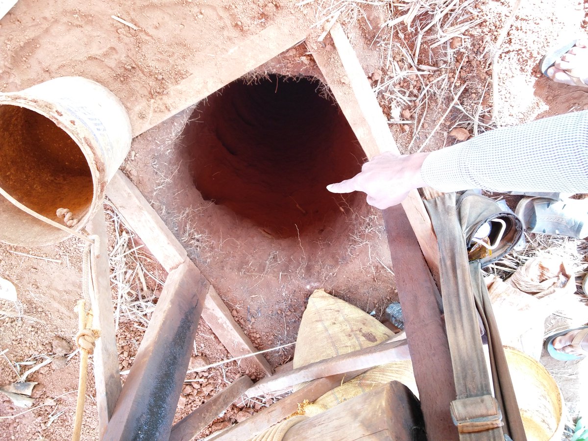 RealDaveSeibert's tweet photo. 12 meters down a hole less than 1 meter wide, without a ladder #claustrophobia #sourcematerial #amwriting #gemmines https://t.co/VfDlFmPoBd