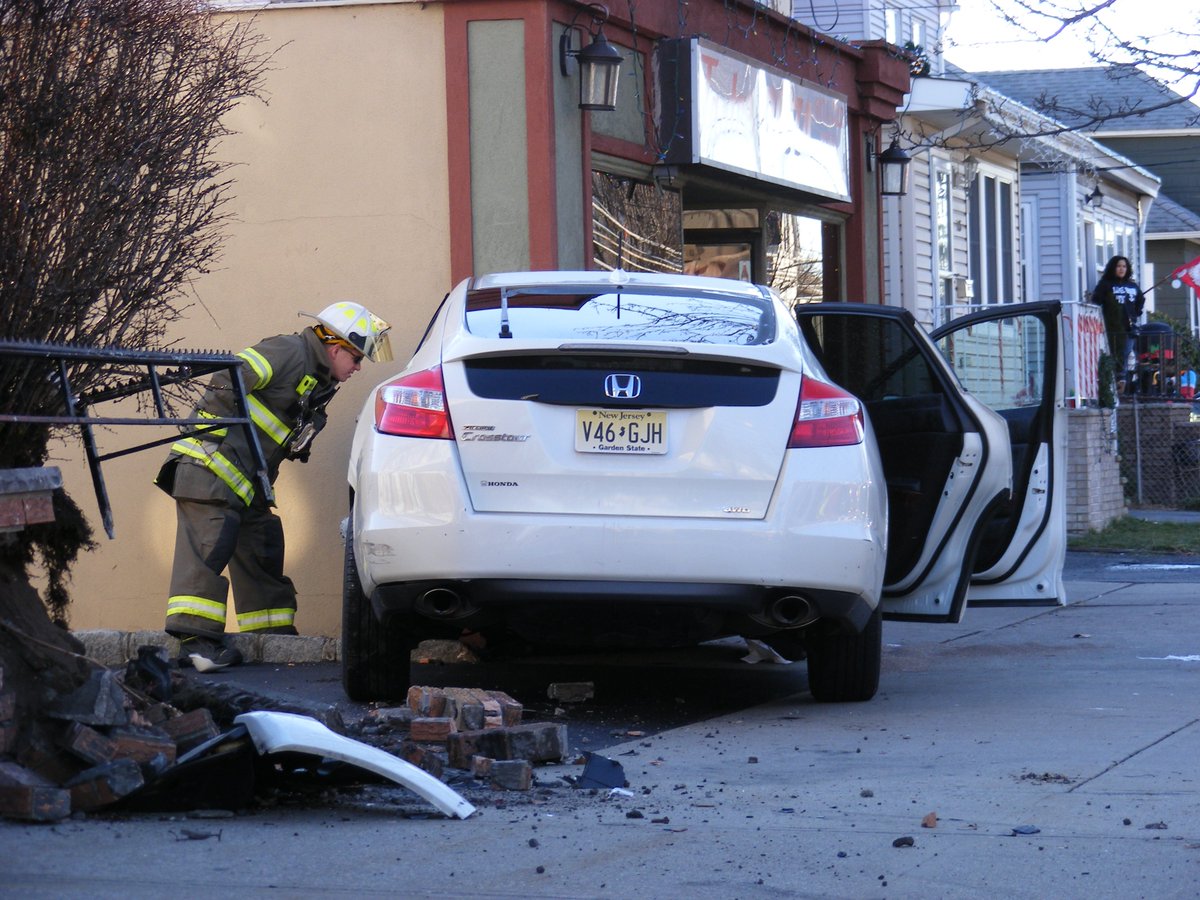 boydaloving's tweet image. Car crashes into pizza parlor #HawthorneNJ #HawthornePD #HawthorneNJFD #carintobuildingHawthorneNJ
