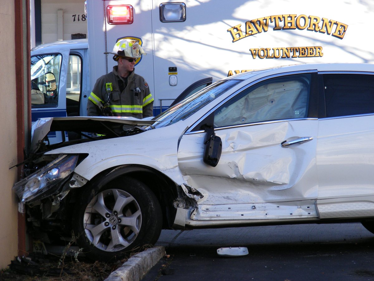boydaloving's tweet image. Car crashes into pizza parlor #HawthorneNJ #HawthornePD #HawthorneNJFD #carintobuildingHawthorneNJ