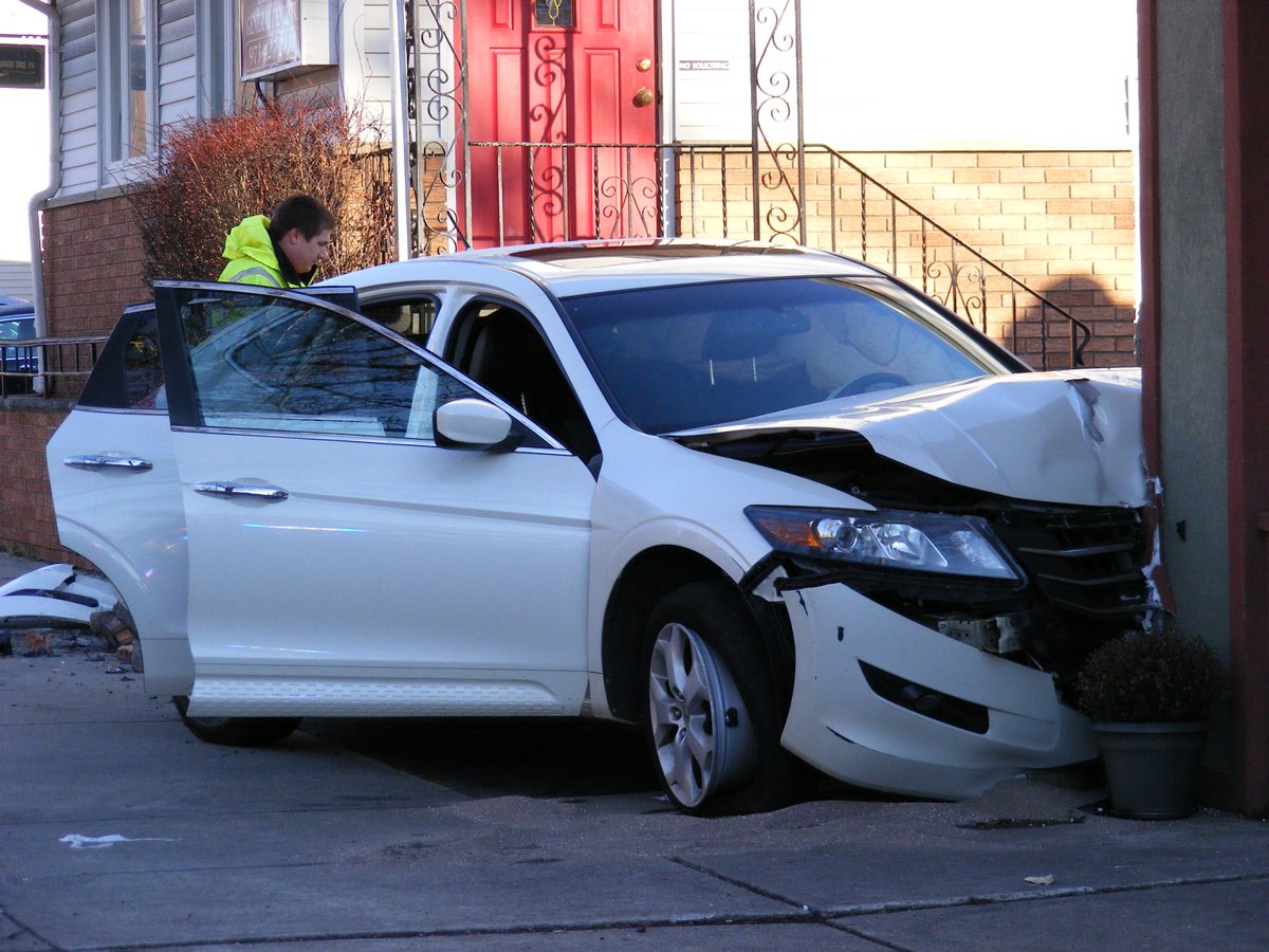 boydaloving's tweet image. Car crashes into pizza parlor #HawthorneNJ #HawthornePD #HawthorneNJFD #carintobuildingHawthorneNJ