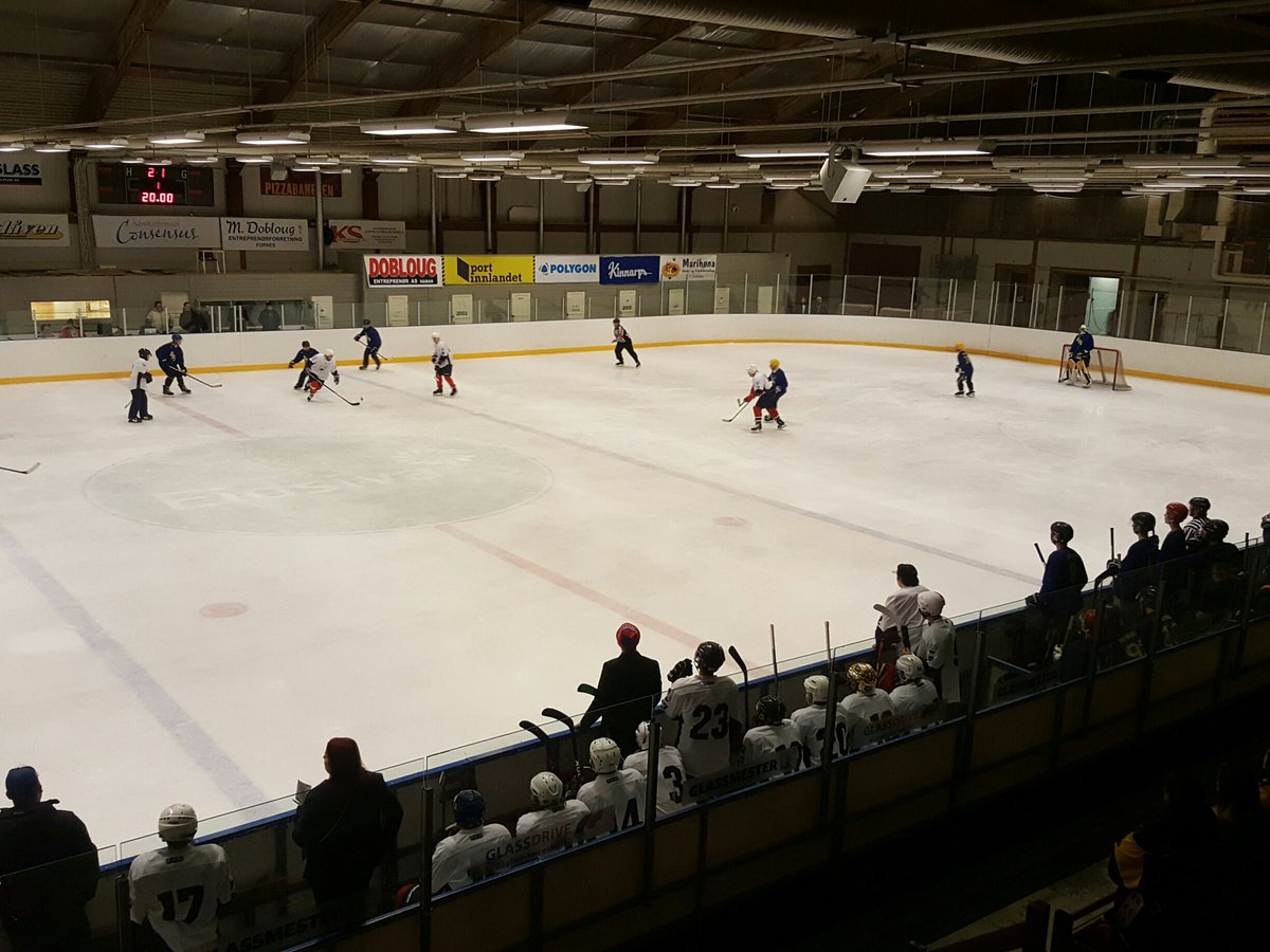 trulsfinstad's tweet photo. SSU vs Lillehammer supportere i pre game på Hamar. Varierende nivå! #2hockey https://t.co/PxCLnaOIvK