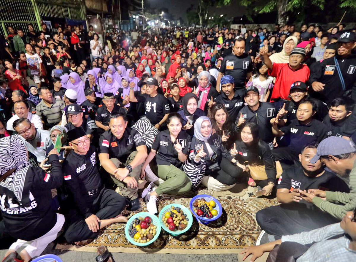 isari68's tweet photo. Nobar Si Pitung di Krukut Jakbar bareng Mas @AgusYudhoyono #AHYnobar #jakartauntukrakyat #satu  @AnnisaPohan @r_rustombi @monethamrin @ulil https://t.co/uYOPjPs4F9