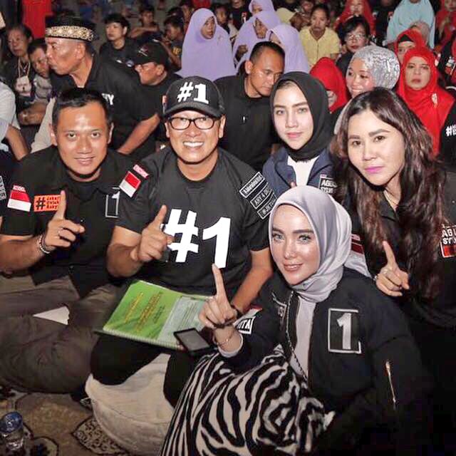 isari68's tweet photo. Nobar Si Pitung di Krukut Jakbar bareng Mas @AgusYudhoyono #AHYnobar #jakartauntukrakyat #satu  @AnnisaPohan @r_rustombi @monethamrin @ulil https://t.co/uYOPjPs4F9