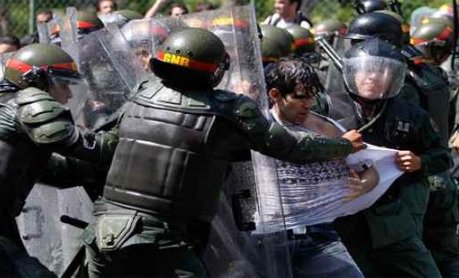Funpaz2013's tweet photo. Nada puede justificar nunca el uso indiscriminado de fuerza letal contra una multitud #LaraObservaDDHH https://t.co/Wt8PtDklbr