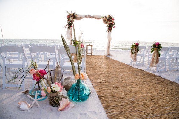PerfectWedding's tweet photo. #BeachWedding Expectations: What You Need to Know https://t.co/hf23LBDRcM by @PerfectWedding https://t.co/v6lD8ixecV