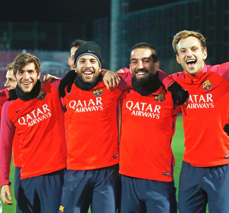 SergiRoberto10's tweet photo. De vuelta a los entrenamientos, siempre con alegría 😃✌🏼 ! https://t.co/4EeQyoB3sD