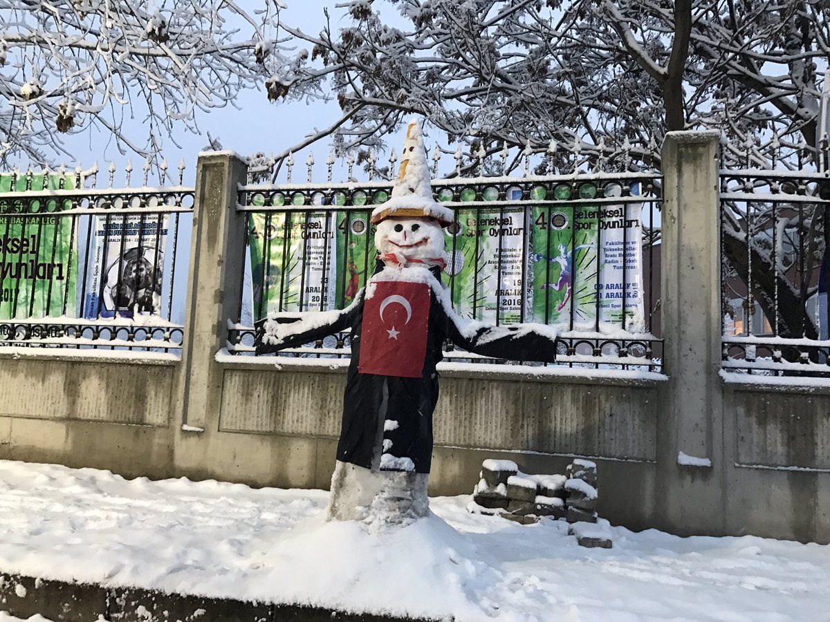 Ankara Üniversitesine hoşgeldiniz diyen güvenlik görevlilerimizin yeni yıl kutlamasına ve kışın sıcak yüzüne dair eseri...