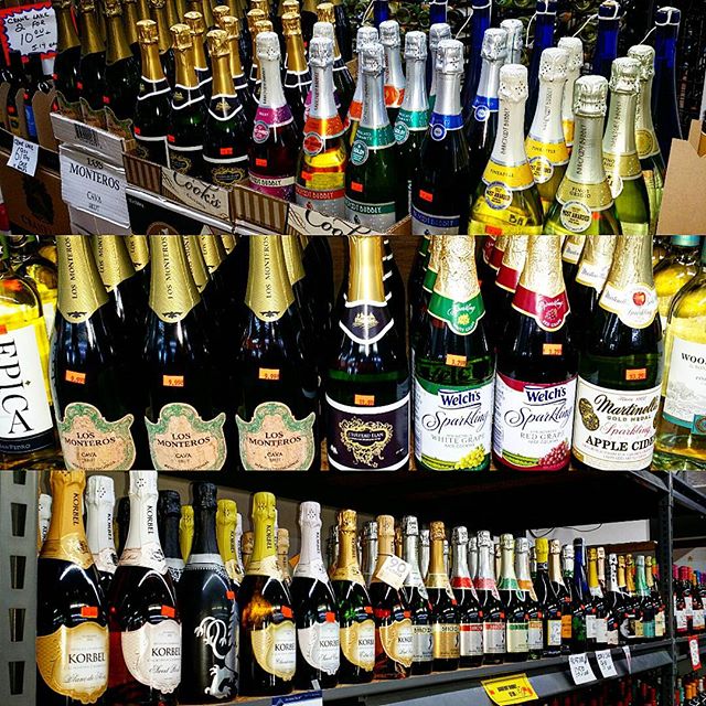 themarket124's tweet photo. Grt variety of #champagne. Some #new 2. #HappyNewYear #chateauelan #BarefootBubbly #gruet #cooks #korbel #Rosatello #MartiniAsti #BorgoReale https://t.co/vRq6Oi8Erv
