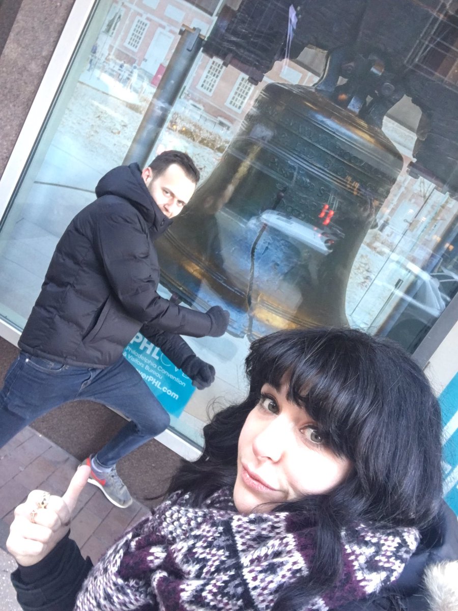 NatalieEvans85's tweet photo. Nailed the Liberty Bell πππ»ππ¬π #improvisation #hugequeue #bearsedwaiting #philadelphia #touristtwats @JBLongmore https://t.co/hs9In3Rd8Y