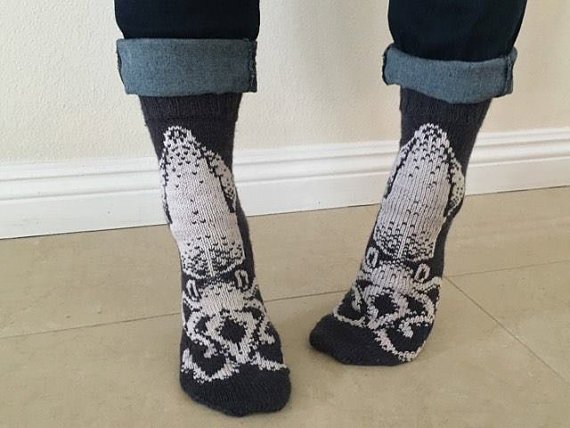 knithacker's tweet photo. Knit a Spectacular Pair of Squid Socks -Chart & Pattern Available! #sockgoals2017 https://t.co/hImfsOY5va #squidsocks #knit #knitting #etsy https://t.co/pQvCBoG7Ey