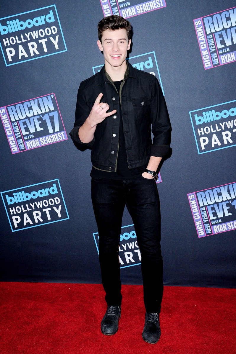 RockinEve's tweet photo. .@ShawnMendes has had an amazing year 🎶 &amp; he's here's to help us ring in 2017! 🎊 #RockinShawn https://t.co/vFBWCy2cNU
