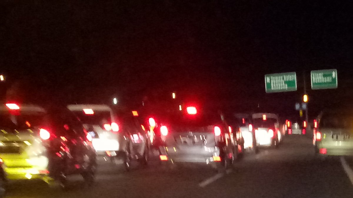 Lucky_Looky2's tweet photo. Pukul 03.44 keluar tol ciawi menuju Gado Macet parah.  @TMCPoldaMetro https://t.co/HiA8DIIYRn