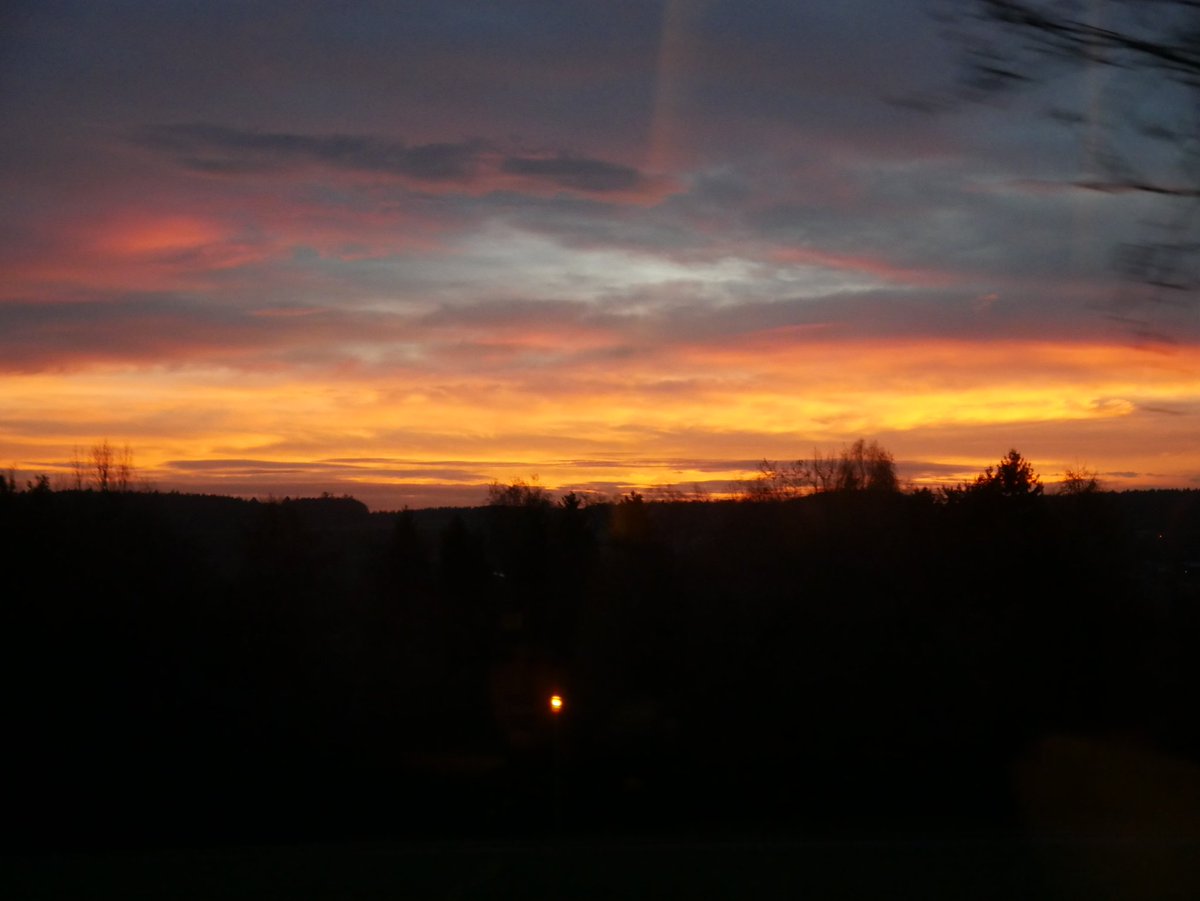 PicThisNature's tweet photo. The sky is burning. #PicThisNature https://t.co/mOyRM3VtUk