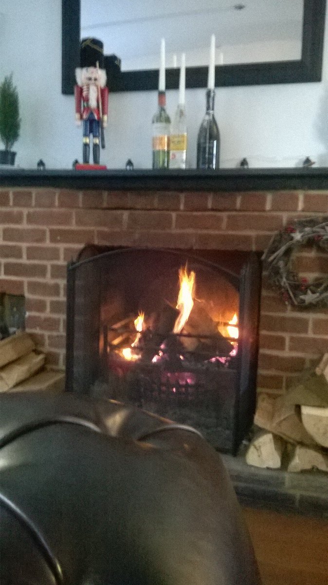RoseCrownTW's tweet photo. It may be cold outside, but warm inside at the R&amp;C Join Trevor B tonight for great  music, classic films and good times!  #TunbridgeWells https://t.co/wIBzOO96xO