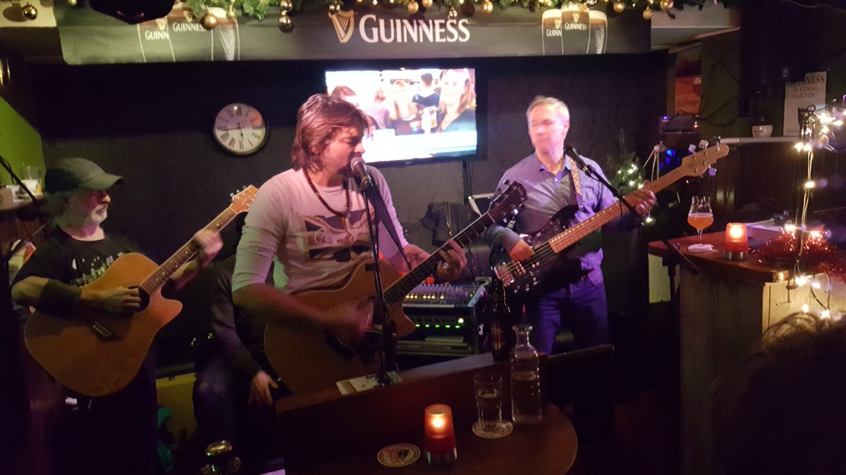 Pub_2000's tweet photo. Rock n Roll! #HendricksLive bij de #pub2000 met @MurpheysLawBand https://t.co/huvRXUmULl