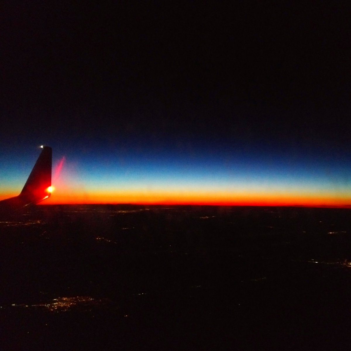 matthech's tweet photo. Houston, we have a sun rise! Pre-dawn approach into #IAH #inspirational #celestiallightshow #2016 https://t.co/YGdsDYsP1t