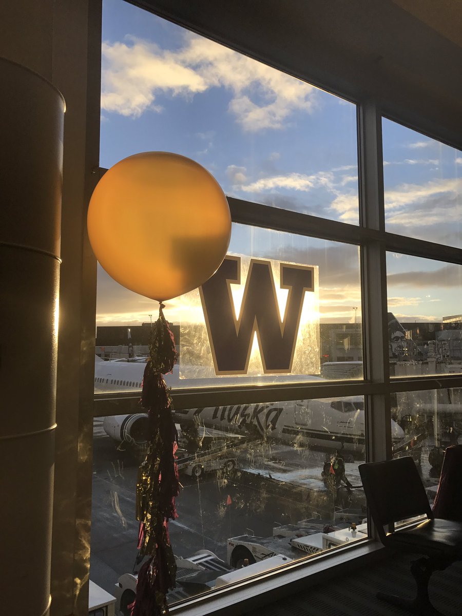 AlaskaAir's tweet image. It's a tailgate party at @SeaTacAirport to send off @UW_Football fans to Atlanta! #WiththeDawgs #GoHuskies  #CFBPlayoff