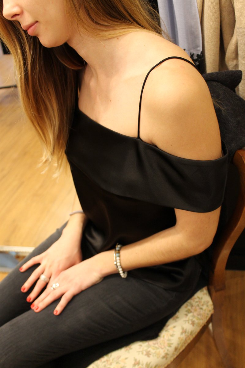 ellasgrove's tweet photo. Cold Shoulder Vibes ⚡️ #ColdShoulder #Vibes #EllasGrove #HaverfordSquare #ShopSmall #RebeccaVallance #3x1 #Holiday https://t.co/KYYc1JFQfN
