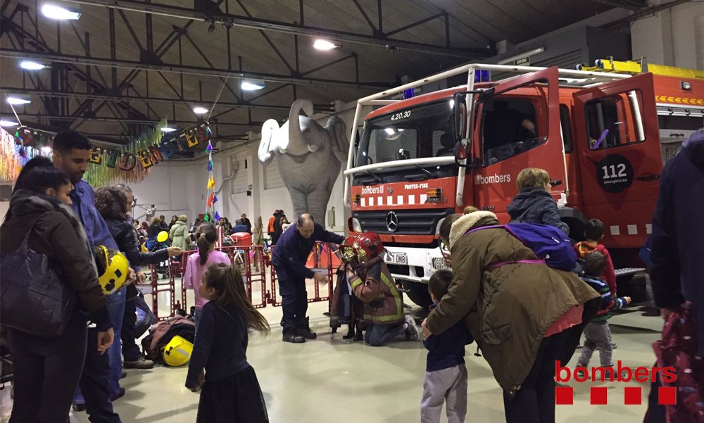 bomberscat's tweet photo. Fins el proper 4 de gener, trobareu a #bomberscat al Saló de la Infància Juguem +, a les instal·lacions del recinte Firal de Terrassa https://t.co/QQbKcW5WNf