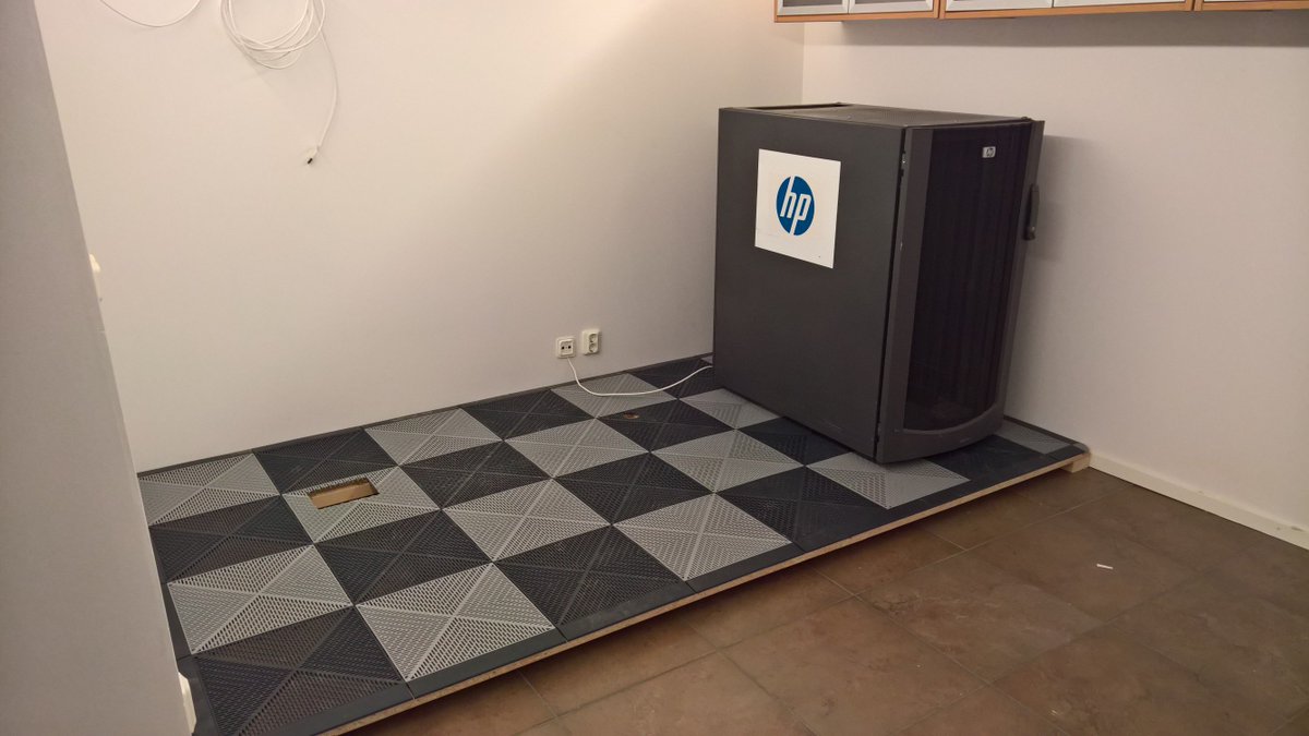 mikael_nystrom's tweet image. My private cloud is going to be awesome #geek #Labcenter Maybe I can host #ViaMonstra ?