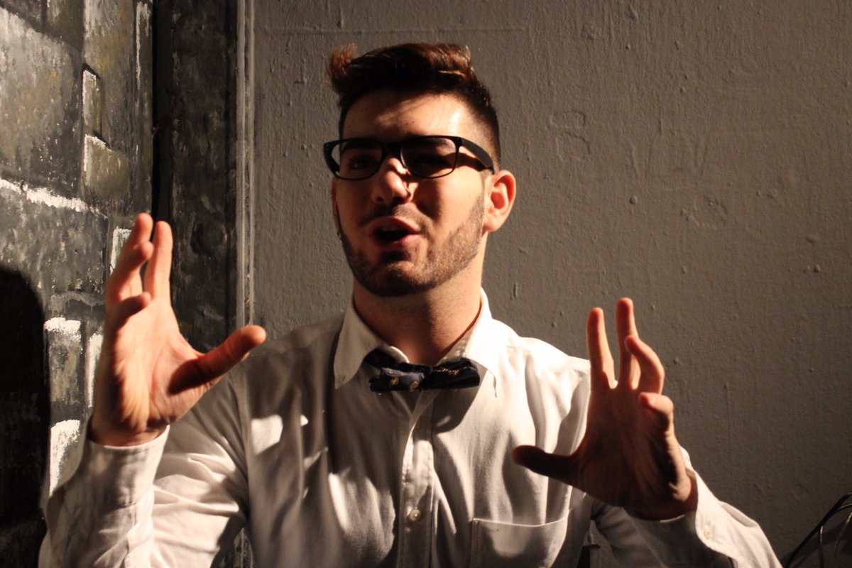microteatro's tweet photo. Hoy nos despedimos de los musicales. En sesión golfa a partir de las 23h... #microcorte #microbeso #microrobot #micropasiva #microteatro https://t.co/8WhJcb4gmG
