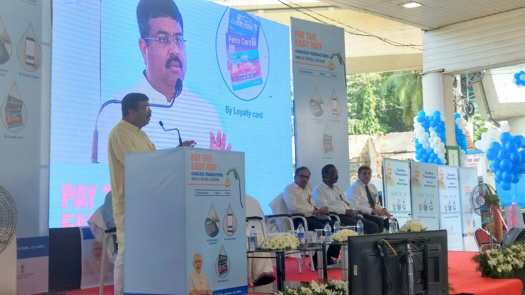 BpclRahul's tweet photo. Hon'ble MoS(I/C), MOP&amp;NG appeals to stakeholders to encourage people to pay digitally during Customer Awareness Program at BPCL RO in TVM https://t.co/m3XQpL3ZgH