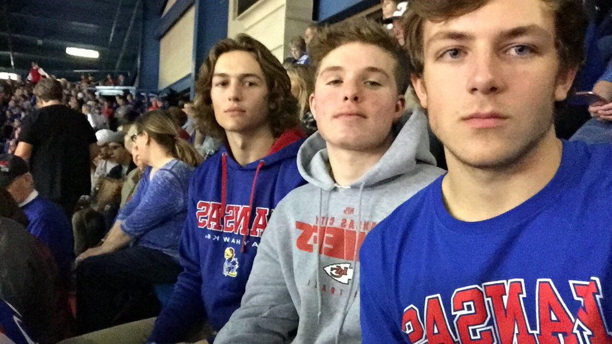 Max_x_Flower's tweet photo. @CarsonSader11 happy 18th to the flow god, love you man. Hope you rage tonight. 😘🎉🎉😤 https://t.co/hsyIZdos79
