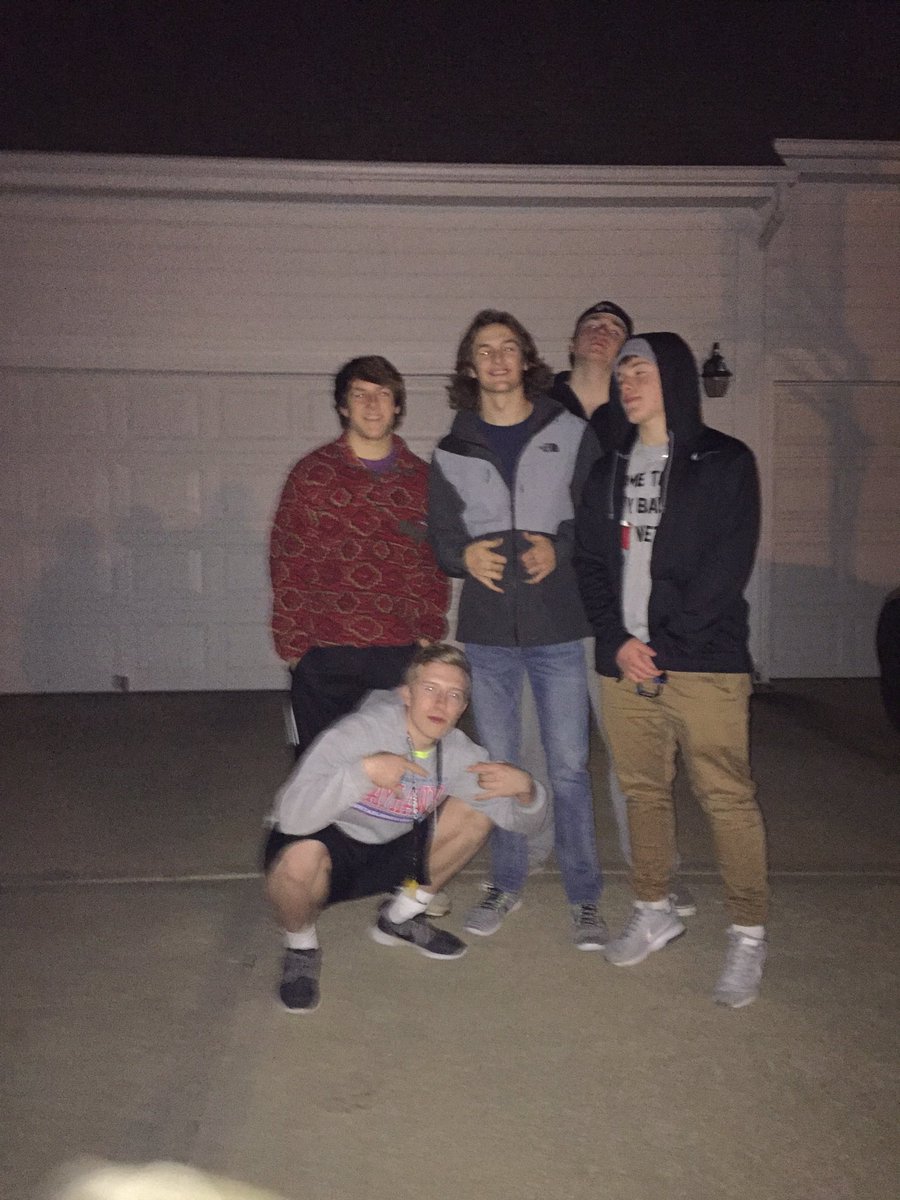 Max_x_Flower's tweet photo. @CarsonSader11 happy 18th to the flow god, love you man. Hope you rage tonight. 😘🎉🎉😤 https://t.co/hsyIZdos79
