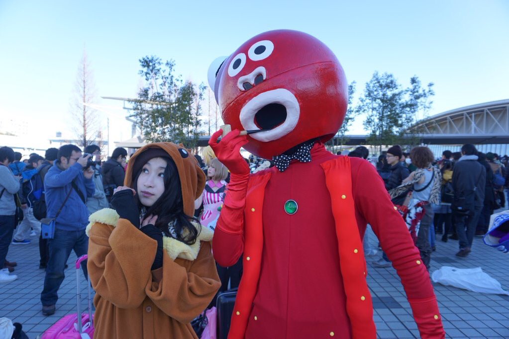 Kurumin_aroma's tweet photo. コミケ二日目参戦⭐️恒例だね素敵なコスプレイヤーの皆さん。今年も沢山いました!#c91 #C91コスプレ #コミケ91 #YouTuber #いいねした人との2016年を振り返る #Kurumin aroma #C91ポケモン併せ #イーブイ #叶姉妹にしてほしいコスプレ https://t.co/s5XLnKev2U