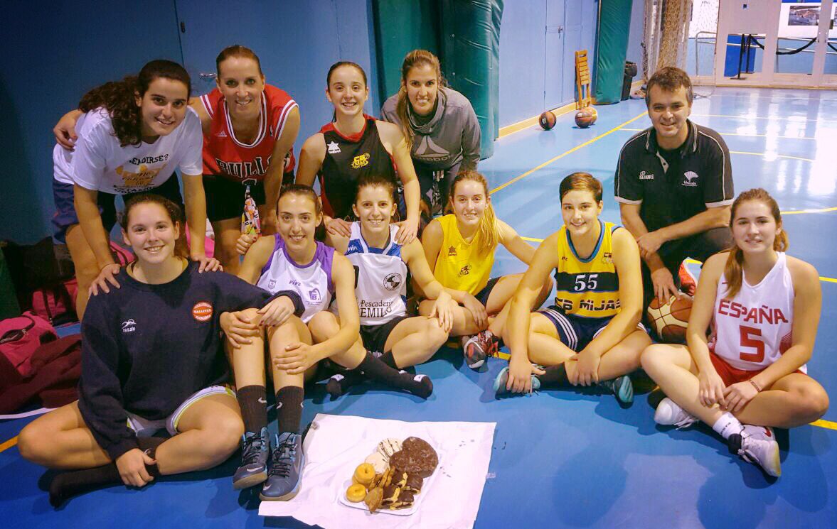 peqque15's tweet photo. Último entrenamiento 2016 y con grandes personas! Gracias a las que pueden estar, a las que no y a las que nos ayudan! Por un 2017 de 10! https://t.co/uc3vZkYTjw