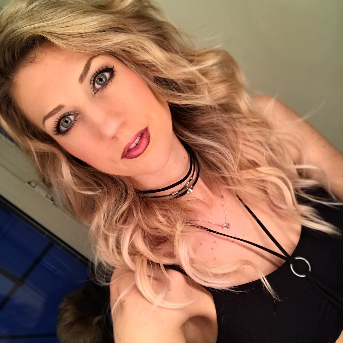 noelledelray's tweet photo. Hey guys! It's Fridaaaay! Going live in less than 30! #twitchsharer #supportsmallstreams #h1z1 #gamergirl #1K #giveaway #almostnye https://t.co/ZJzfyMamA0