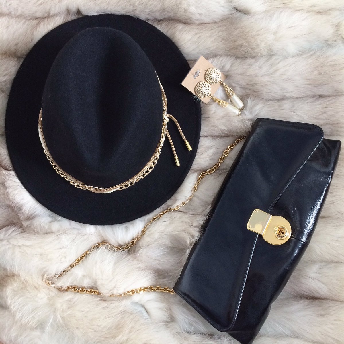RobynLePrix's tweet photo. Fun accessories can take a drab winter day and make it a happy one.
#holiday #stylehelp #sustainablefashion
#outfit #leprix https://t.co/sSAURMhU8V
