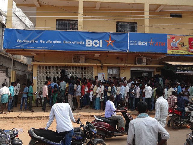 EconomicTimes's tweet photo. @RBI relaxes ATM withdrawal limit to Rs 4500 from Rs 2500 per day https://t.co/SyiiXFv0VC https://t.co/BOf13xusmI