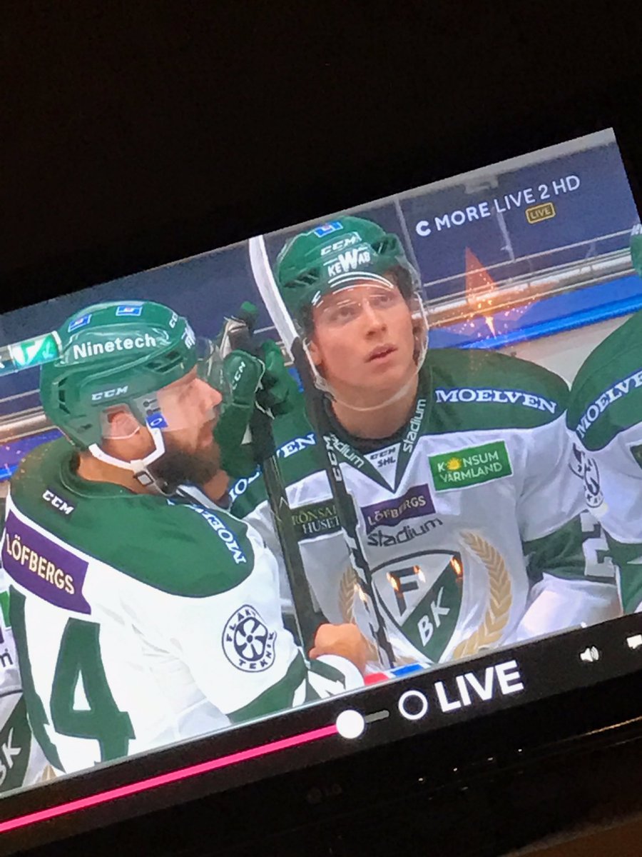 oskaarcarlsson's tweet photo. Kul för dig lillebror som gör SHL debut idag, men varför sa du inget.. utan att man får se detta när man slår på tvn! 🙄 #twittssk https://t.co/DRLicOGwGu