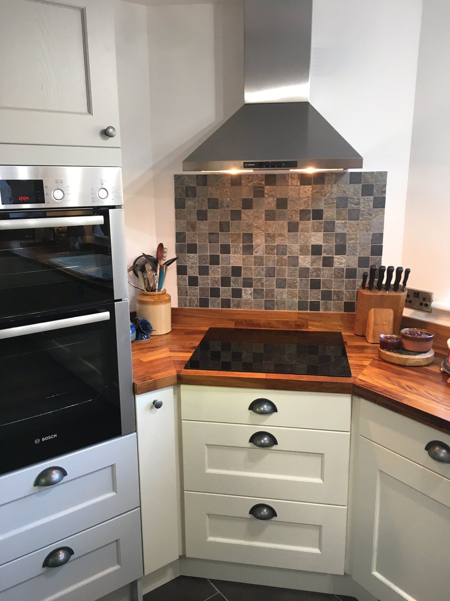 kitchenbrokeruk's tweet photo. We love this mix of light grey and ivory #Windsor @kitchenbrokeruk #timberworktops @BoschHomeUK appliances #lotsofstorage #greatuseofspace https://t.co/iKNl1zEVgl
