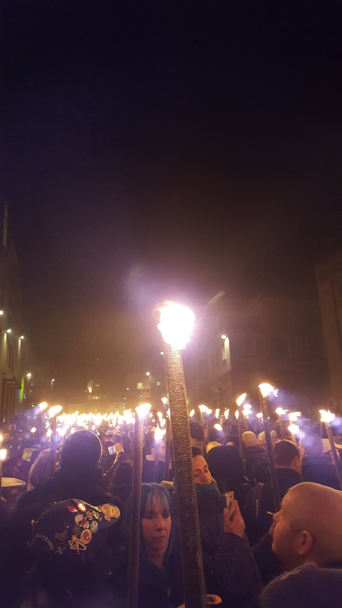 CharlotteAlice8's tweet photo. River of fire snaking its way through Edinburgh #hogmamay #newyear #torchprocession #Scotland #fire https://t.co/frm7OmPca1