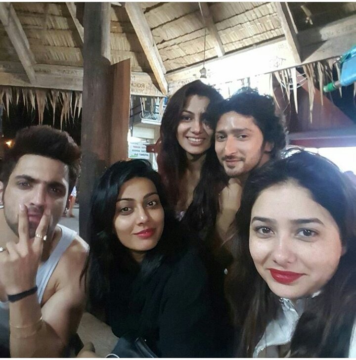 SurochitaDutta's tweet photo. Happy Happy Coz My Rockstar Is Happy 😘😘😘💞💞💕💕
Look At Kunal N Sriti 🙈🙈🙈🙊🙊😍😍
#SriNalFeels ❤❤❤💞💞💕💕💕💏💏 https://t.co/oEYiCuXHz0