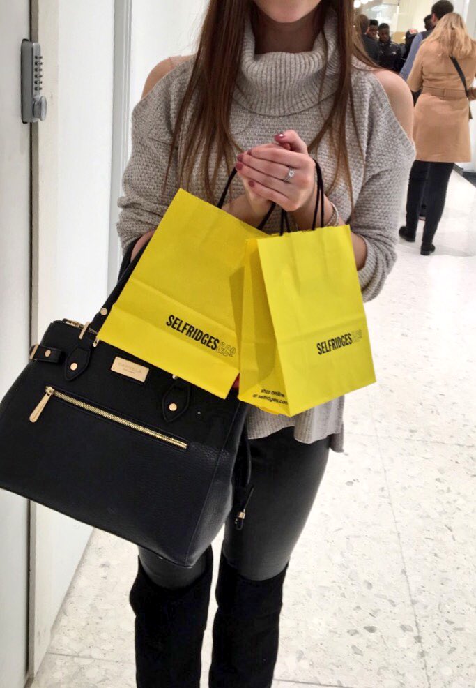 EmilyySharland's tweet photo. 💛💛💛💛 https://t.co/rlSk5AT9WH