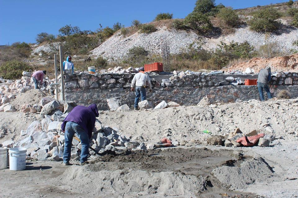 GobiernoTepeaca's tweet photo. En #Tepeaca trabajamos para #GenerarProgreso continuando la construcción de tanque elevado para abastecer agua potable 7Barrios de cabecera https://t.co/1SveIrpXCE