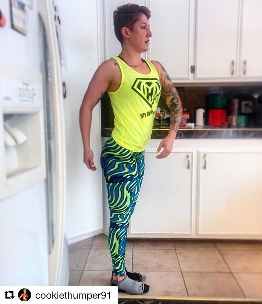 MyOwnHero_Life's tweet photo. #Repost @cookiethumper91 ・・・
Not my best posing, but love my neon! #myownhero #rippedangel https://t.co/3GdM7MnjXn https://t.co/V5OEXvaYB0