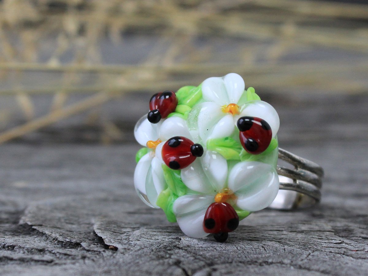 JewelryByKaty's tweet photo. Lampwork Ring Daisies & ladybugs https://t.co/roxPnsCC77 #Lampwork #Ring #LampworkRing #Lampworkbeds #Beads #Jewelry https://t.co/bioqCuHeup