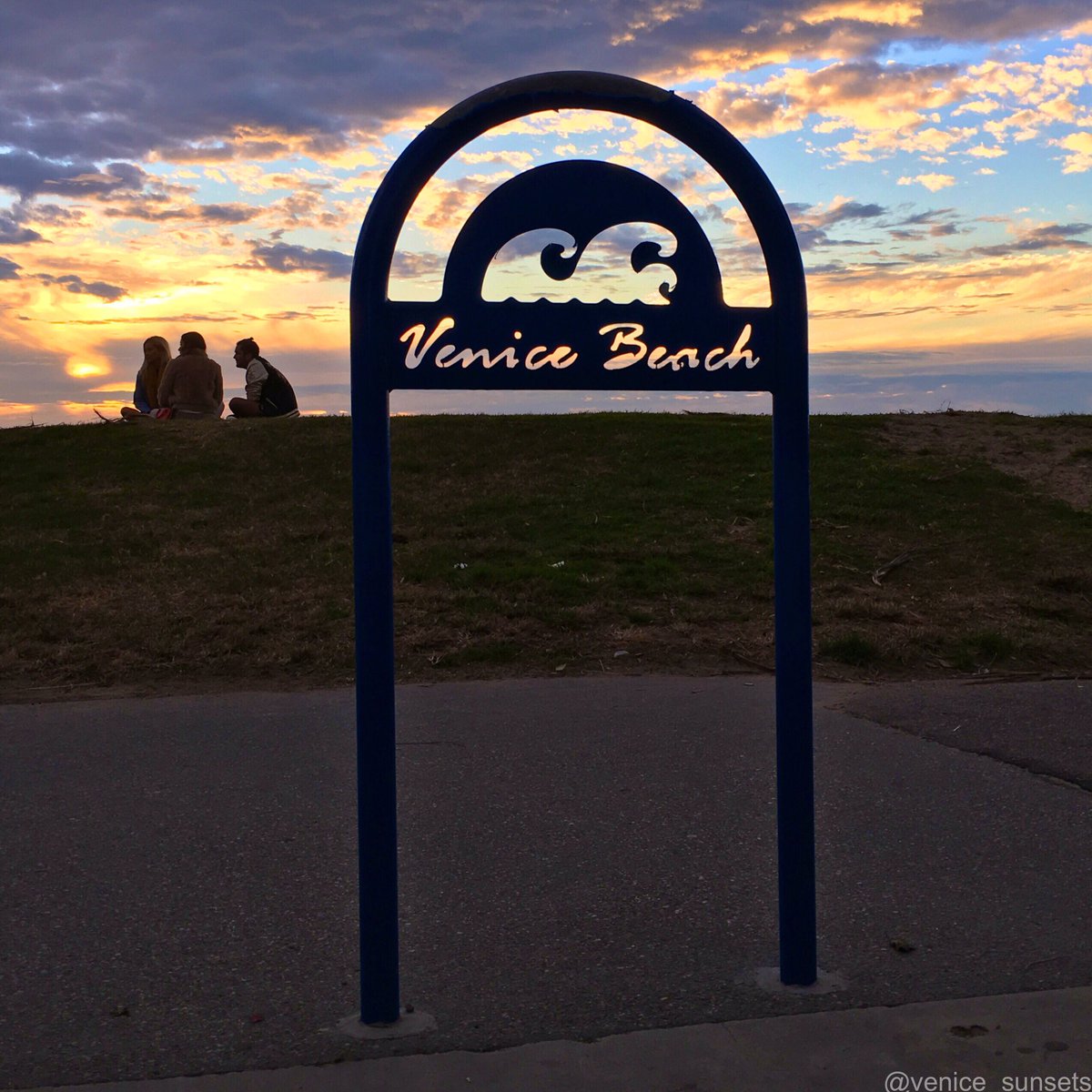 Closing out the last few days of 2016. Happy Friday and have a great NYE weekend! #venicebeach #2017 #venice_sunsets 🌅🎊🌴