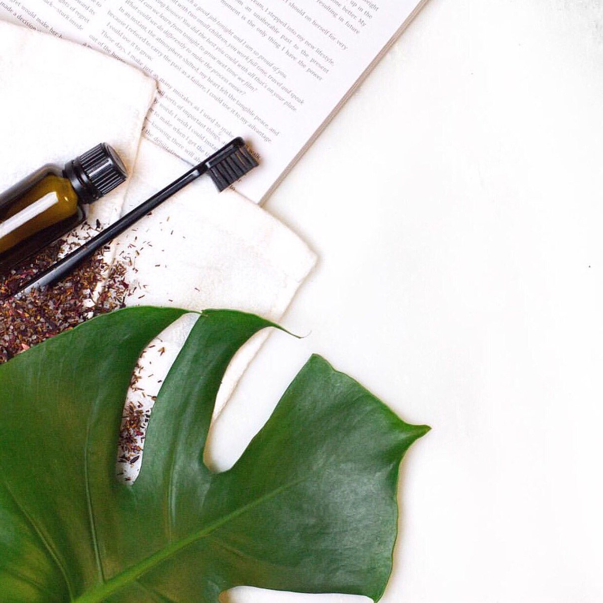 darlingmag's tweet image. Treat yourself today and jump over to our shop to pre-order a copy of our new #DarlingIssue18. Shop link in our bio! | Photo by Chloe Rey