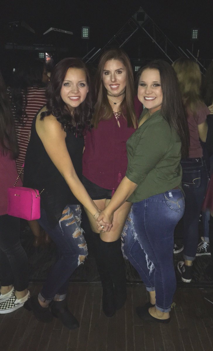 lindsmichele2's tweet photo. somo was so much fun last night w my 3 favorite girls. 🖤#LessStressMoreLoveTour https://t.co/R7NCKUaCei
