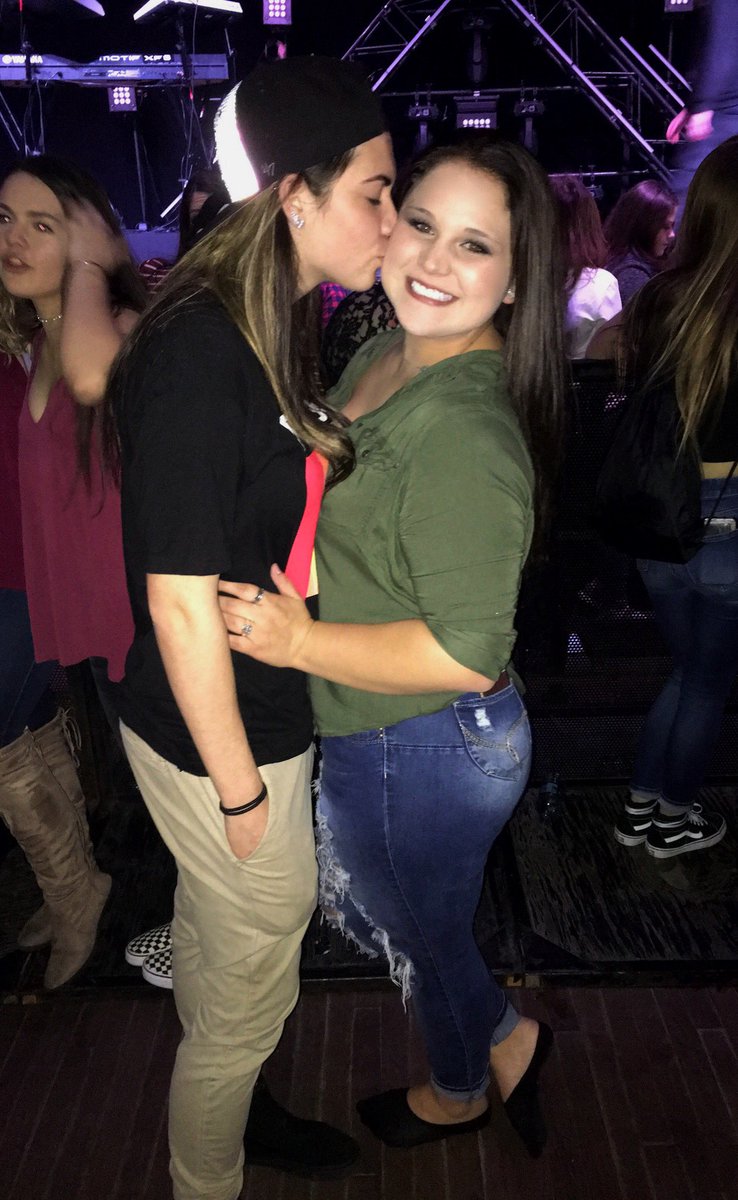 lindsmichele2's tweet photo. somo was so much fun last night w my 3 favorite girls. 🖤#LessStressMoreLoveTour https://t.co/R7NCKUaCei