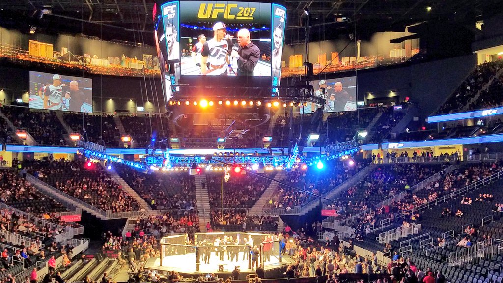 eeladybug's tweet photo. #UFC207 yayeah!!! https://t.co/gQAcouIeuN
