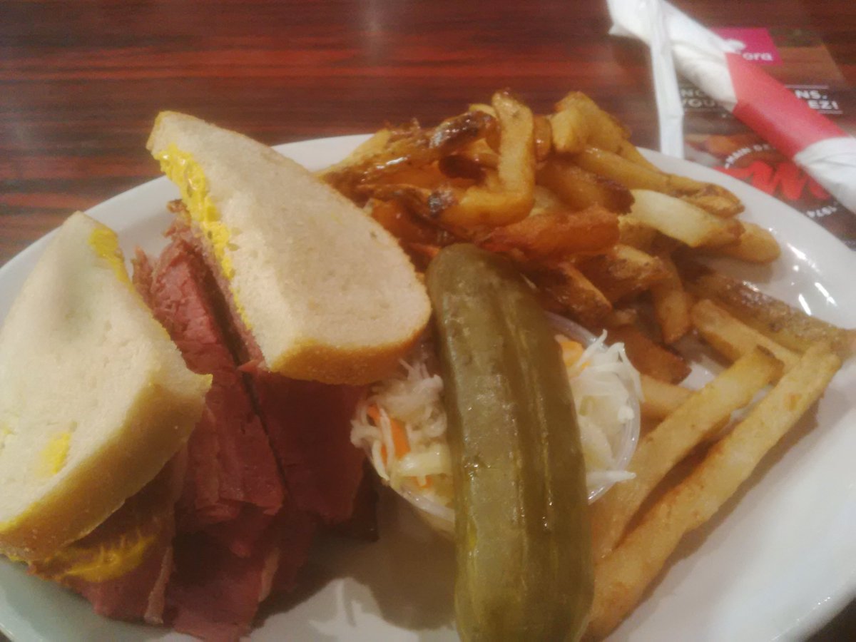 CaptainRex5012's tweet photo. Having a traditional #montreal
#smokedmeat sandwich at
#lemain on #stlaurent
#thingsthatmakemontrealgreat
#quebec https://t.co/it5U0PMqbz